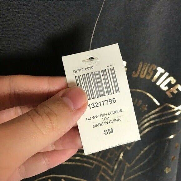 Her Universe Wonder Woman WW84 NWT Women's Junior Small Cropped Lounge Top - Picture 6 of 11